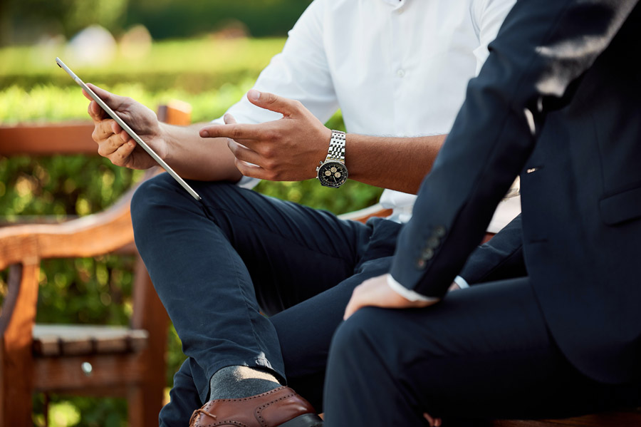 Outdoor consulting meeting between business people